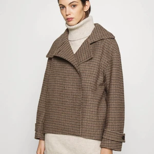 Arket jacka - Hundtandsmönstrad jacka från arket som är slutsåld. Köpte i vintras. Köpt för 1495kr