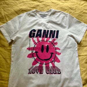 T-shirt från GANNI - Oanvänd & i nyskick, ytterligare en present som aldrig användes. Ordinarie pris: 845kr