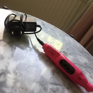 Elektrisk nagelfil - Elektrisk nagelfil som använts ett fåtal gånger. Pris kan diskuteras men köpare står för frakten 💕💕💕