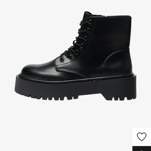 Matt svarta kängor  - Säljer då nu mina kängor från pull&bear som i stort sätt oandvända änvända typ 2 ggr. Säljer pga att jag är obekväm i dom för jag blir såpass lång i dom då jag redan är 172cm. Köptes för 559kr och säljer för 300kr❗️pris kan diskuteras❗️