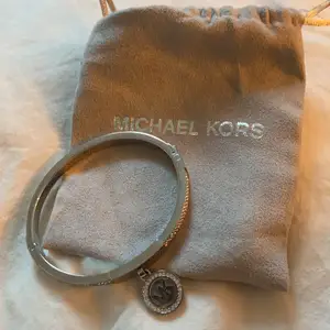 Äkta silver armband ifrån Michael kors. Knappt använt. Nypris 2000kr
