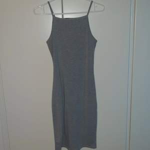 Figurnära grå klänning från Boohooi storlek 8 (S). Tunn och superfin nu till sommaren🤍 