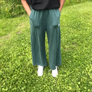 Gröna Baggy jeans från H&M - Det är samma byxor som dom mörk bruna som jag har lagt ut dom är bekväma snygga och passar till allt fantastiskt bra till sommaren