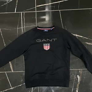 Gant tröja - Svart Gant tröja i fint skick. Storlek 170 Pris:279