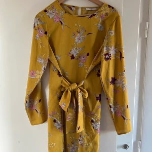 Gul sommarklänning - Supersöt klänning perfekt till sommaren! ⭐️ den är i en mörkare gul nyans med mönster, perfekt när man fått lite färg av solen. 