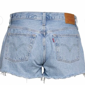 Levis shorts - Säljer nu mina använda Levis 501 shorts pga att dom är för små. Dom är använda så dom säljs i befentligt skick. Skulle säga att dom passar xxs-xs 