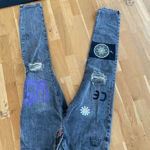 Byxor från aelfriceden  - Säljer mina byxor från aelfriceden som var för små för mig, köpte dom för 900kr och säljer dom för 350kr, vill bli av med dom. 