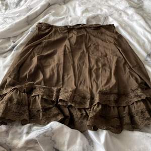 en fin brun kjol men skön insida. aldrig använd av mig men köptes på second hand. 