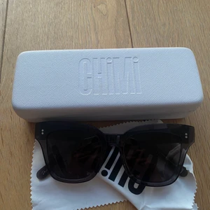 Chimi Ginger 005 - Säljer ett par chimi solglasögon i modellen 005 (grå/svart) Ginger. I ett väldigt bra skick. Fodral och putsduk medföljer. 