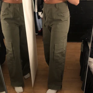 Cargobyxor - INTRESSEKOLL 🤍 På mina gröna Cargobyxor från HM som inte finns att köpa längre. Helt oanvända och i storlek 36. Nypris 600kr. 