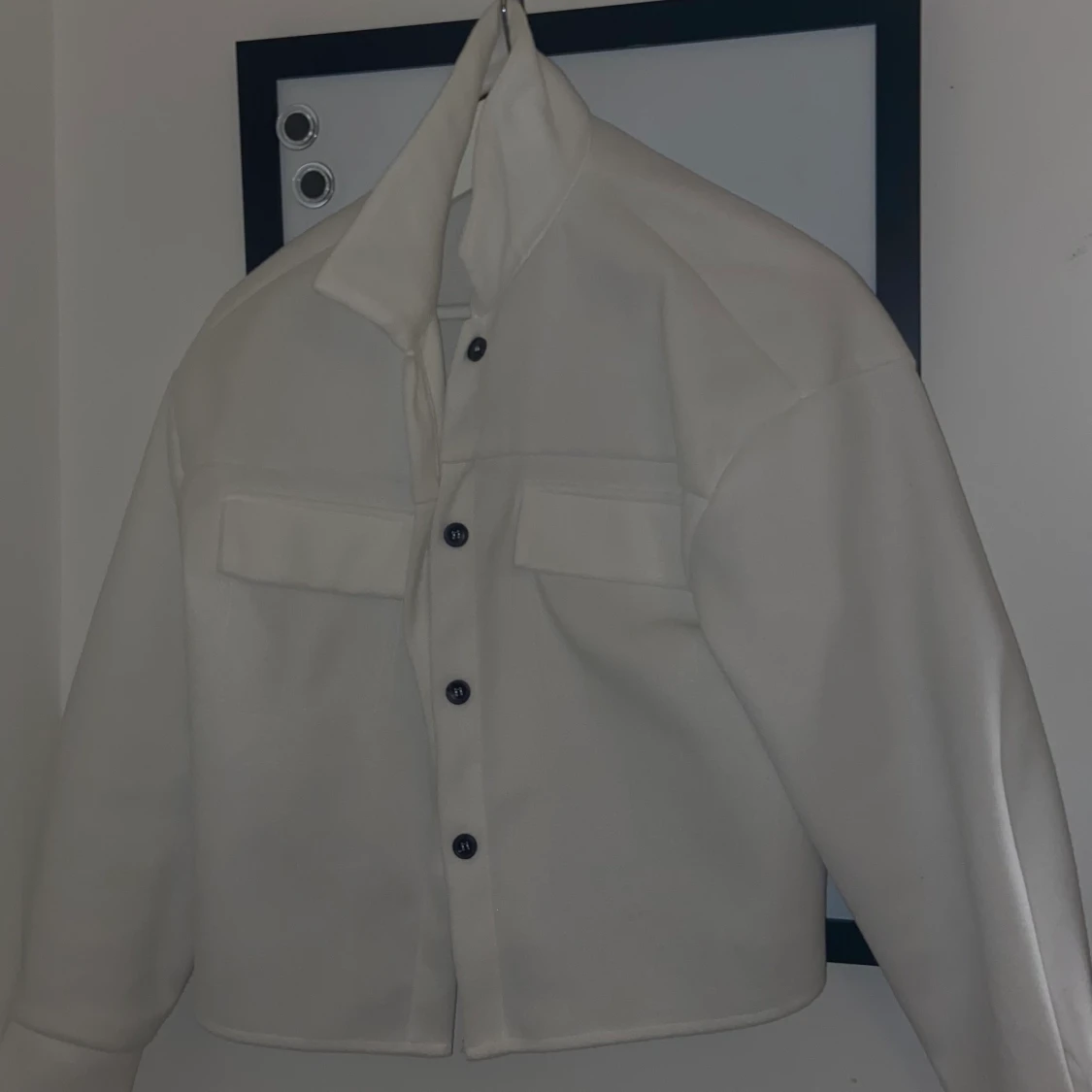 Vit kort kappa för endast 50:-