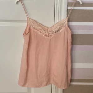 Rosa spetslinne - Jättefint rosa spetslinne som tyvärr inte längre kommer till användning. Jättefint skick, fina spetsdetaljer, tunt material men inte genomskinligt, perfekt nu till sommaren! Storleken står som xxs men skulle säga att den sitter som en xs💕🍰