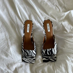 Mules i zebra storlek 39-40 - Slutsålda mules i zebramönster från na-kd. Helt oanvända så säljer för 350 🤍 i storlek 40 men passar en 39a bra.