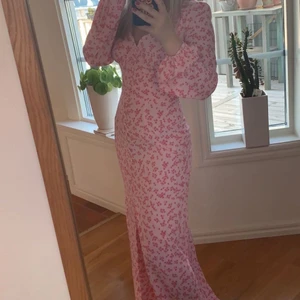 Glamorous klänning  - Så fin klänning från glamorous, använd 1gång till midsommar. Storlek S, liknar adoores populära Napoli klänning