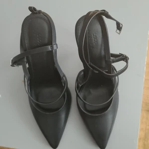 Svart strappy skor - Oanvänd svart skor med klack. Nya med låda