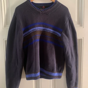 Tommy Hilfiger Stickad Tröja - En randig tjocktröja från tommy hilfigger! Superskönt material, inte alls stickig och i superfint skick!❤️