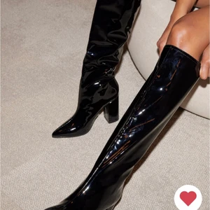 Wide knee High Boots - Svarta boots i skinnimitation. Skorna är helt oanvända i storlek 40 men passar även 38-39. Kommer ifrån NLY shoes.