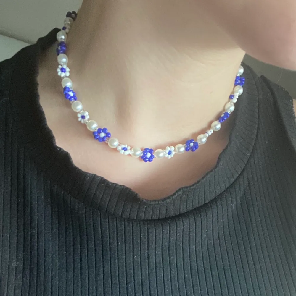 Säljer egengjorda halsband! Här, ett jättefint blått halsband, perfekt till sommaren😍🤍💕 Frakten är 12kr🥰 . Accessoarer.
