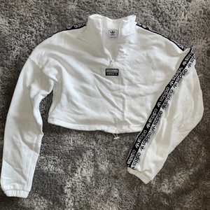 Adidas croppad sweatshirt  - Cool adidas tröja som tyvärr inte är min stil längre. Toppskick. Köparen står för frakten 💕