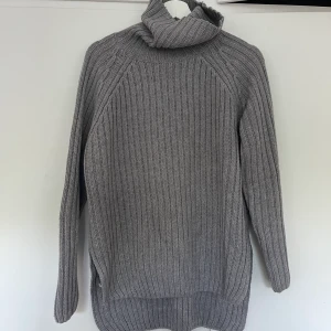 Stickad polo tröja/klänning - Fint skick!