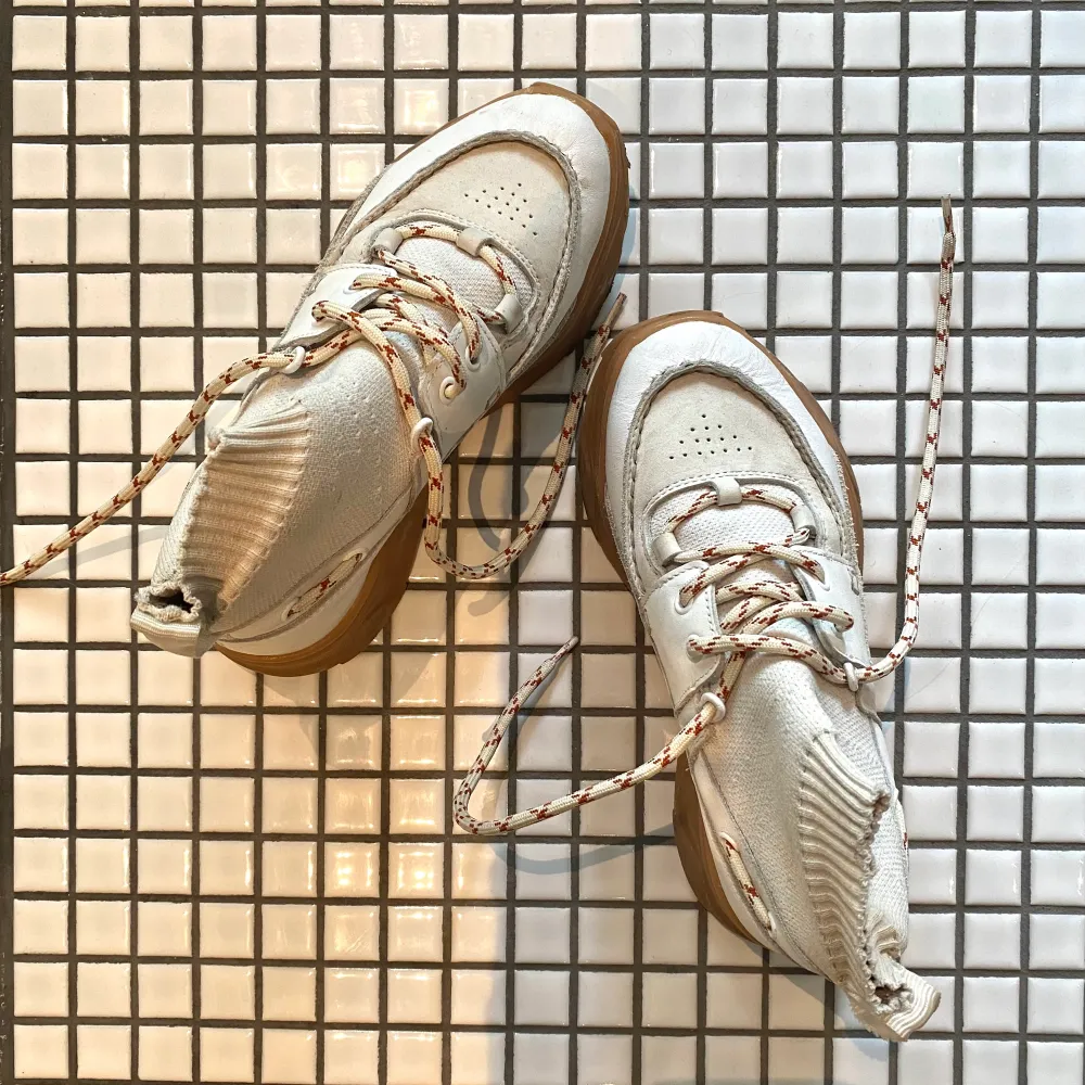 Ett par sneakers med strumpa från Carin Wester i storlek 37. Använda endast ett fåtal gånger så i väldigt bra skick. . Skor.