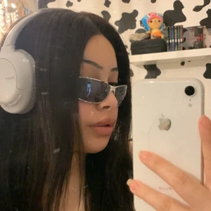 Y2k solglasögon  - Silvriga snygga solglasögon som jag ba har använt ett par gånger skriv om intresse <3  