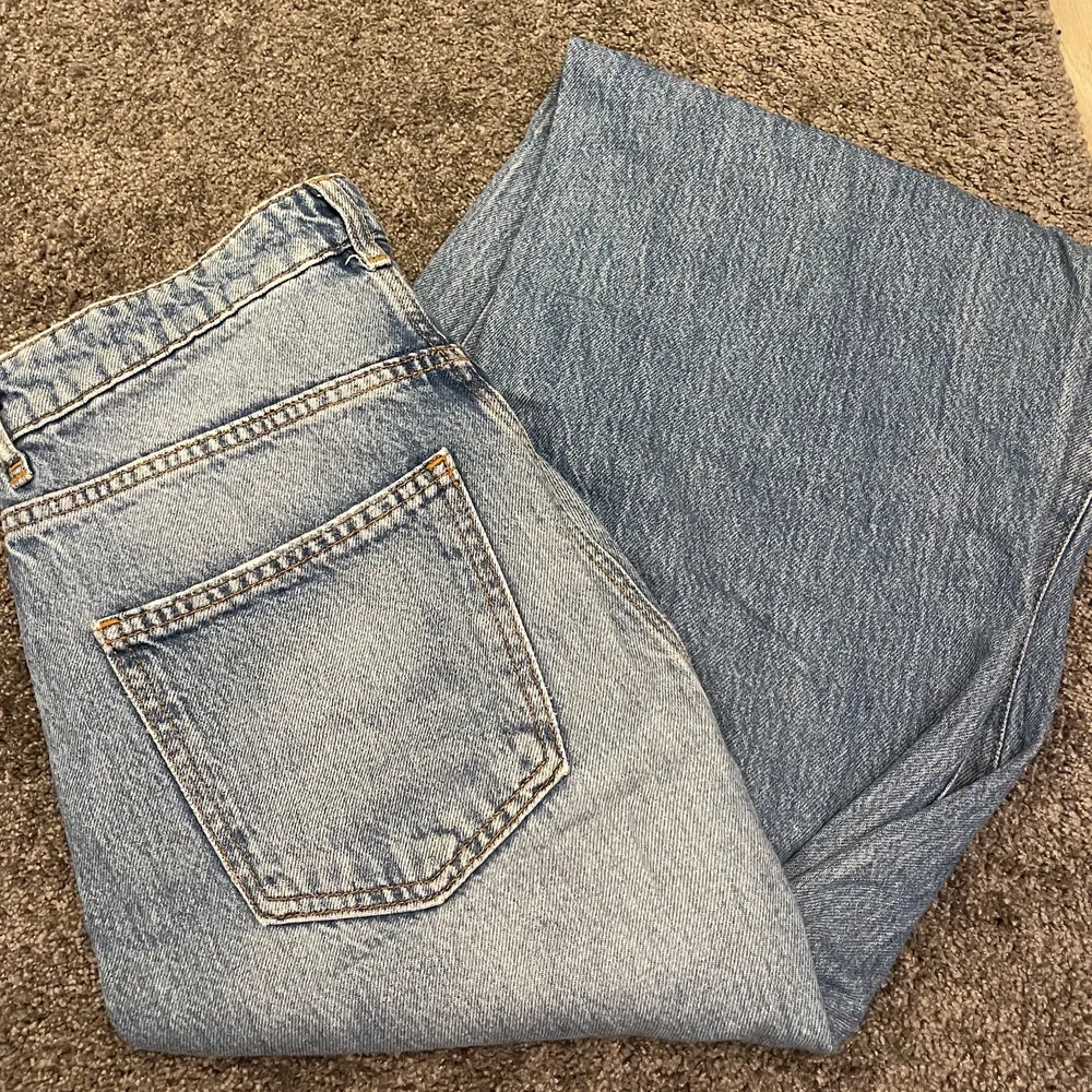 Fina mörkblå jeans från Gina Tricot i bra skick (första bilden är tagen från Gina Tricots hemsida!)💗. Jeans & Byxor.