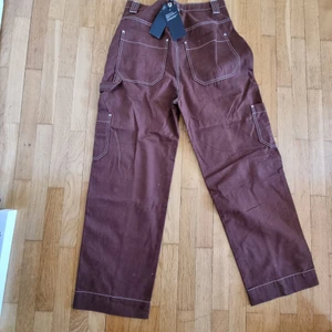 Nya bruna byxor/vita sömmar weekday - Snygga byxor från weekday, oanvända med lappen kvar