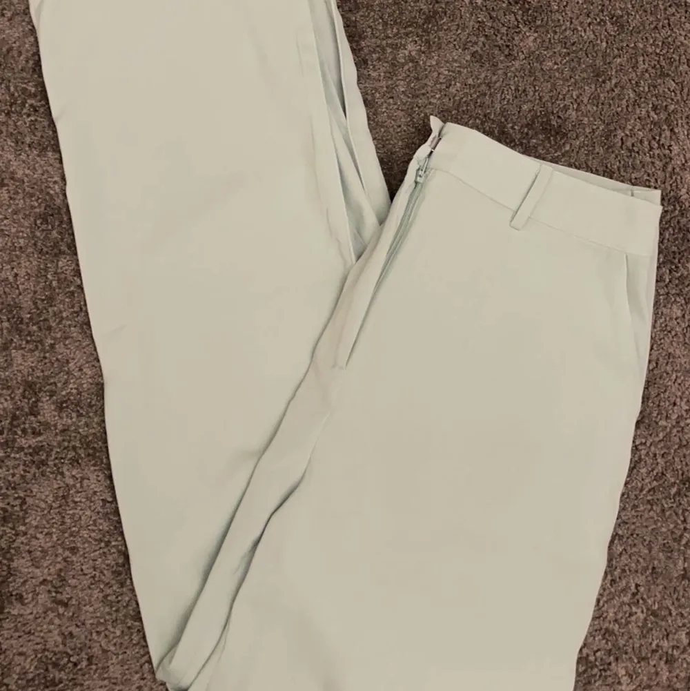 Superfina och somriga kostymbyxor i silkes-liknande material från NA-KD, älskar dessa byxor men har tyvärr blivit lite stora och behöver därför sälja, dom är i väldigt bra skick då dom knappt är använda!💗. Jeans & Byxor.