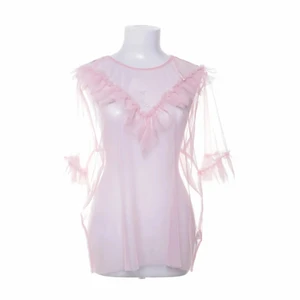 Monki meshblus - En sockersöt knallrosa meshblus med volangkant säljes då den tyvärr bara ligger nedvikt i garderoben. I fint skick då jag inte använt den och inte sett någon skavank eller dylikt på den. 75kr exkl. frakt. Skickas med Postnord💐