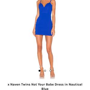 Ny klänning från NBD i storlek XS. Jättefin blå färg. Köpt för 2372kr. 