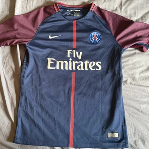  Äkta Psg fotbolls tröja.         - Äkta Mbappe tröja hans första säsong i Psg.                   Köpt för 1200 kr från unisport.