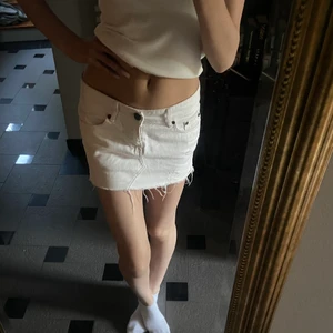 Vit lowwaist kjol  - En lowwaist vit jeanskjol från 90-talet. Ärvd av mamma 🙏🏼 passar mig med strl XS och 24/25W 