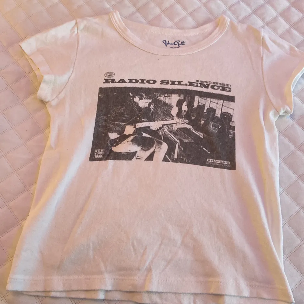 Säljer denna super fina tröjan från Brandy Melville!🤩 använd ett fåtal gånger.  Använd INTE den nya funktionen köp nu kontakta mig innan så kör vi Swish! Skriv privat om du har några frågor eller funderingar ❤️ ( första bilden är lånad). T-shirts.