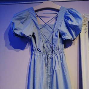 Blå klänning med öppen rygg  - Säljer den här fina sommar-klänningen då det inte kommer till användning. Använt endast en gång och är i bra skick. Kontakta vid intresse :))