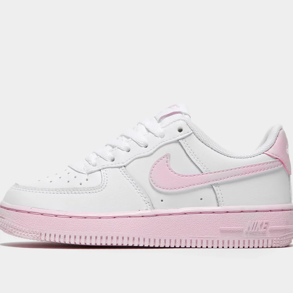 Nike air force med rosa detaljer. Använda 3-4 gånger. Säljer dom då jag aldrig använder dom. Storlek 34 men passar mig som vanligtvis har storlek 35. . Skor.