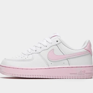 Nike Air Force 1  - Nike air force med rosa detaljer. Använda 3-4 gånger. Säljer dom då jag aldrig använder dom. Storlek 34 men passar mig som vanligtvis har storlek 35. 