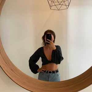 Kort satinblus - Grön satinblus från NA-KD , använd en gång. Köpte den för 359kr & säljer den för 250! Storlek 36 😇 