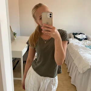 Söt T-shirt - Söt t-shirt från Brandy Melville i grön sommar färg🌸