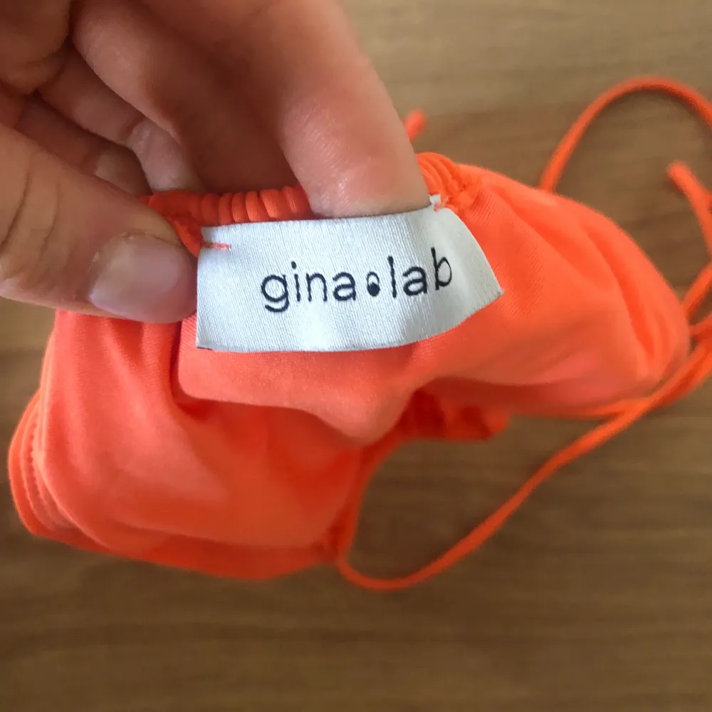 Gina tricot (lab) bikiniöverdel i aprikos/orange Storlek S Använd en gång! Köpt för 299kr säker nu för 75kr. Övrigt.