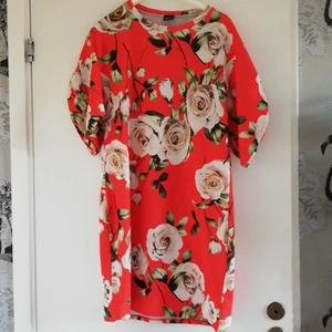 Gina tricot klänning  - Blommig Klänning från Gina tricot. Den är väldigt fin. Den är helt ny här aldrig använt det. 