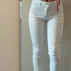 Vita jeans storlek S - Ett par vita vanliga jeans som jag använt 2-3 gånger och som nu bara legat i byrån, de är högmidjade. OBS, står inte för frakten. 