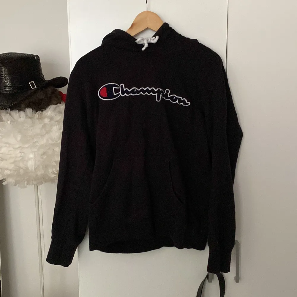 Säljer champion hoodie då jag inte använder den längre. Den är i fint skick men har används. . Hoodies.