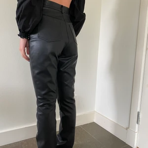 Läderbyxor  - Läderbyxor från LxA som är förstora för mig. Storlek xxs men passar xs-s beroende på kroppstyp. Originalpris 1099
