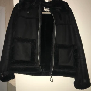 NAKD pilotjacka, storlek 36 - Säljer min pilotjacka som är köpt på NAKD för 2 år sen. Använd men är i bra skick. Materialet är fakemocka.