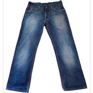 Vanliga marinblåa jeans i bra skick, (baggy/straightleg). Innerbenslängd: 66 cm, ytterbenslängd: 93 cm, midjemått: 42 cm. Skulle tro att de passar någon som är 160-165 men är inte säker😁 du kan jämföra måtten med ett par byxor hemifrån🙌
