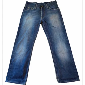 Jeans - Vanliga marinblåa jeans i bra skick, (baggy/straightleg). Innerbenslängd: 66 cm, ytterbenslängd: 93 cm, midjemått: 42 cm. Skulle tro att de passar någon som är 160-165 men är inte säker😁 du kan jämföra måtten med ett par byxor hemifrån🙌