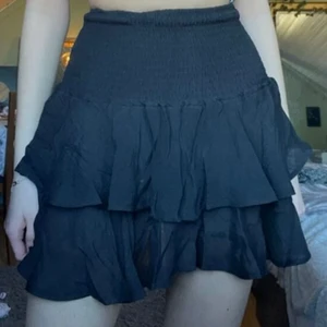 Svart kjol - Aldrig använd, säljer för den är för liten 🫶🏼🫶🏼 lånad bild