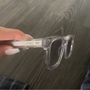 Chimi 04  - Chimi 04 solglasögon i färgen clear i fint skick! 🤍 väldigt populära och passande nu till sommaren⚡️⚡️