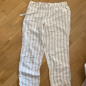 Randiga linnebyxor - Från Mango, bra skick, storlek M